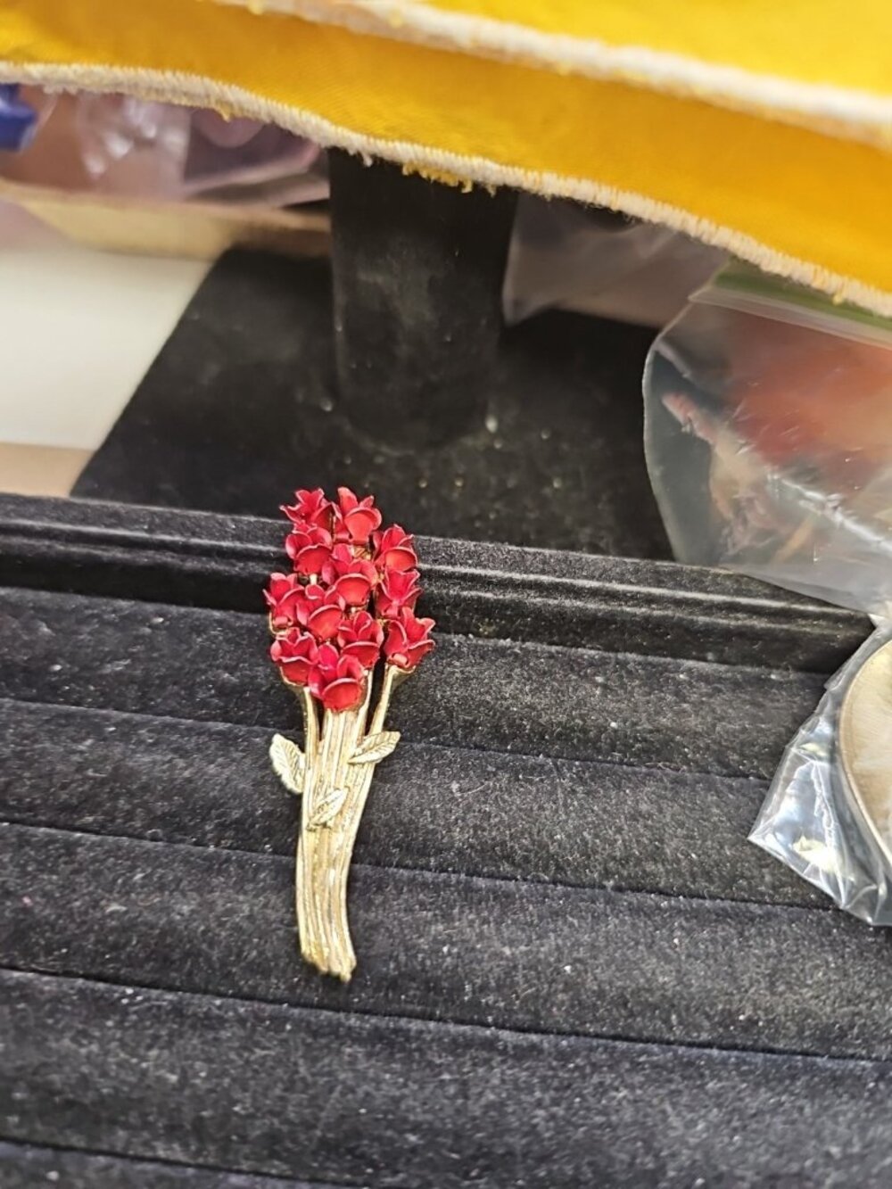 Brooch/DM 97 Red Enamel Roses Bouquet Goldtone Stems